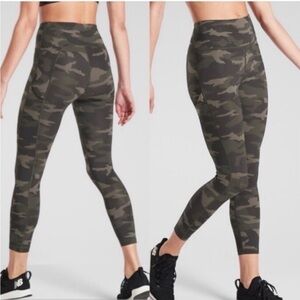 Athleta Ultimate Stash Pocket Camo 7/8 Tight, Black SIZE Sm